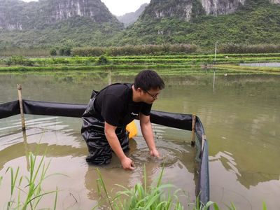人民網(wǎng)報(bào)道我校生化學(xué)院易弋博士--把科研成果寫在田間地頭